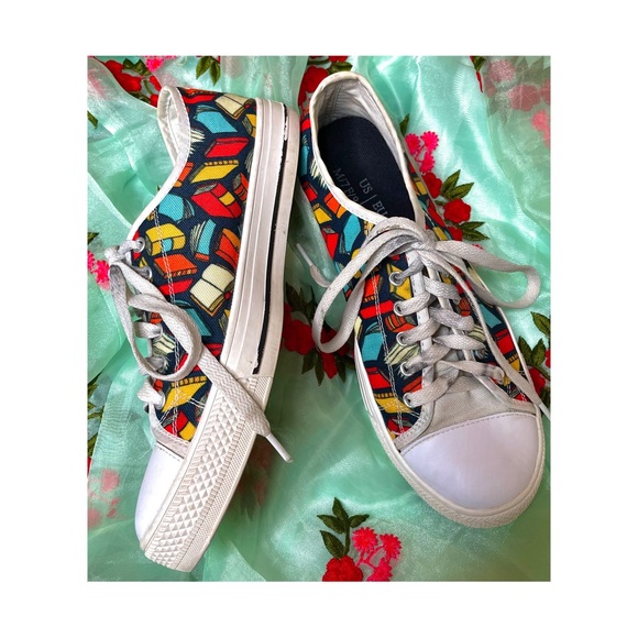 Modcloth Shoes - Modcloth Lace Up Book Lovers Print Cavas Low Top Flat Sneakers